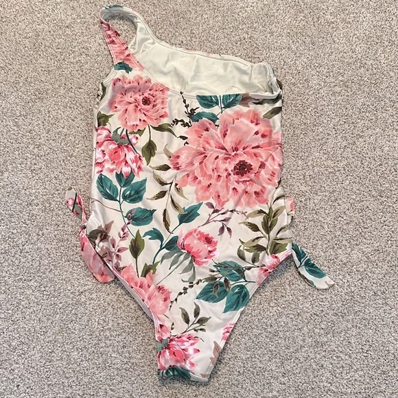 One Piece One Shoulder Swimsuit - Picture 2 of 3